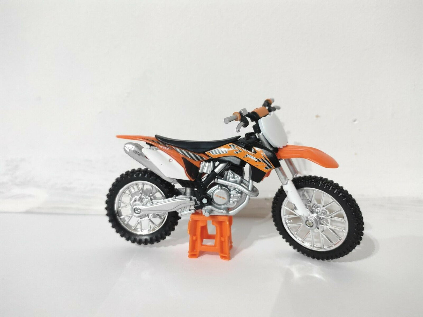 Maisto Toys 1:18 KTM SXF 450 2014 Toy Model