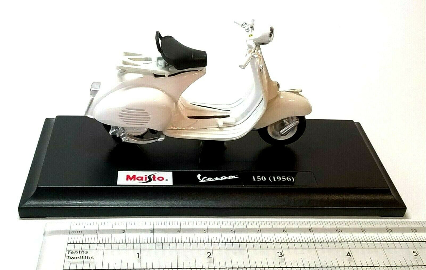 Maisto Toys 1:18 Vespa 150 (1956) White